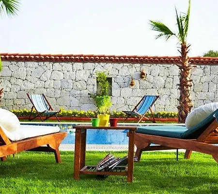 Tash Mekan Hotel *
